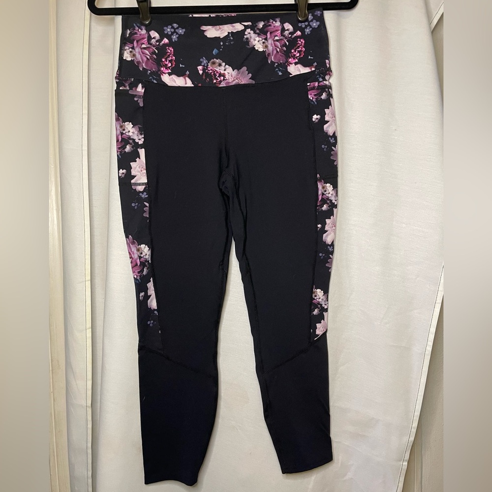 Skechers EUC Black w/ Purple White Floral Accent Panel 7/8 Length Legging Size M